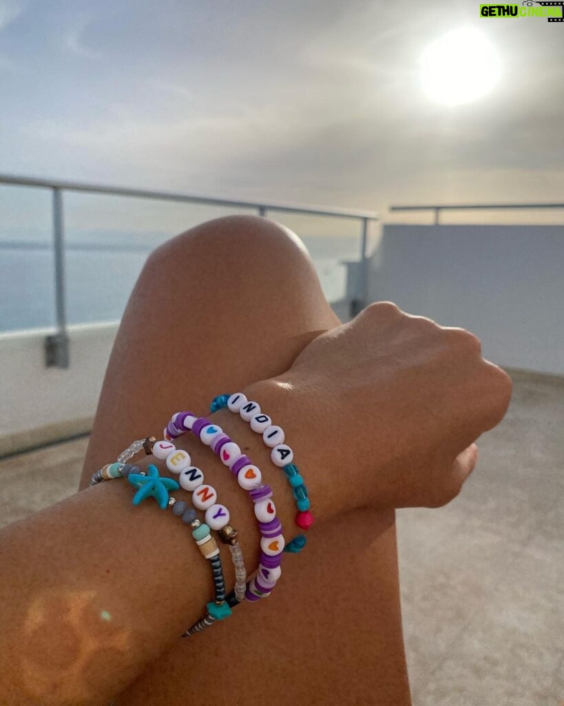 India Martínez Instagram - Mi frase favorita de “si ella supiera” es “dejemos que la magia nos venga a ver…” y la vuestra? Fuerteventura (Islas Canarias)