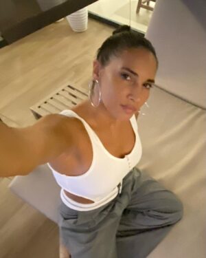India Martínez Instagram - Mi frase favorita de “si ella supiera” es “dejemos que la magia nos venga a ver…” y la vuestra?
