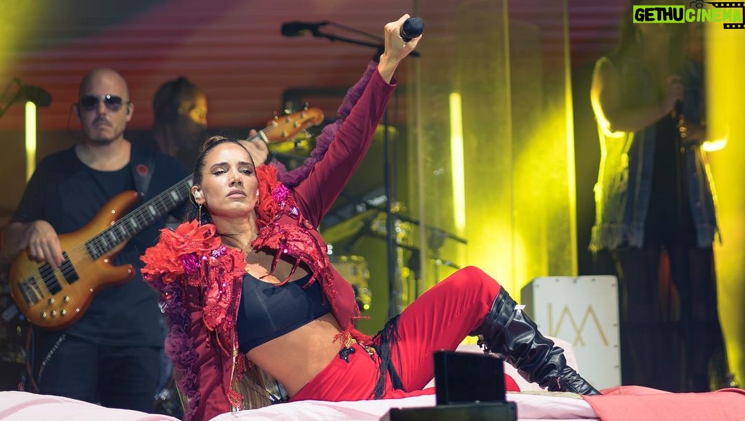 India Martínez Instagram - Me dijeron que habría unas 4000 personas y cuando salí al escenario me encontré con casi 40.000 🙈. Mi Roquetas de Mar es que no se por dónde empezar. Ni en mis sueños fue tan grandioso y tan bonito!! Tan único … tan histórico!! Vaya reencuentro familia, amigos, y paisanos. Graciasss de verdad!! 🙈😭 Fotos @blogindiamartinez y @emotions_fotografos