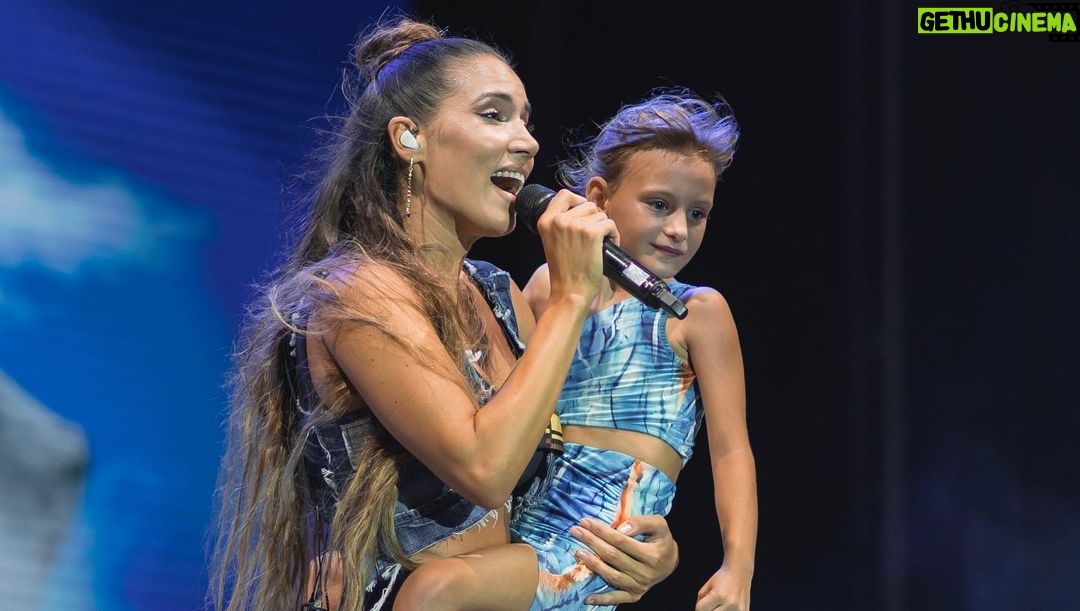 India Martínez Instagram - Me dijeron que habría unas 4000 personas y cuando salí al escenario me encontré con casi 40.000 🙈. Mi Roquetas de Mar es que no se por dónde empezar. Ni en mis sueños fue tan grandioso y tan bonito!! Tan único … tan histórico!! Vaya reencuentro familia, amigos, y paisanos. Graciasss de verdad!! 🙈😭 Fotos @blogindiamartinez y @emotions_fotografos