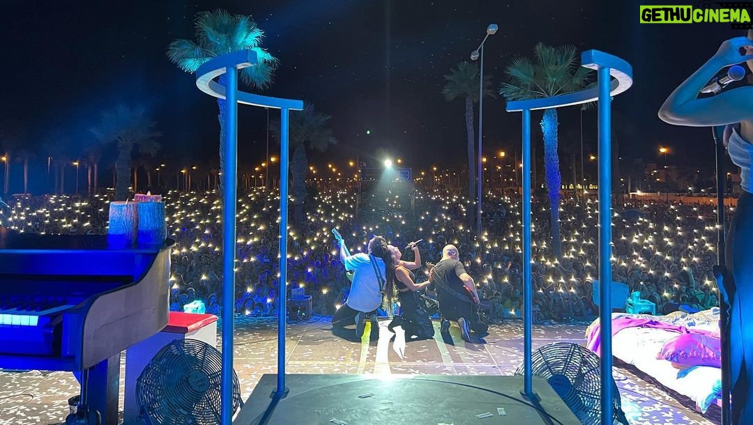 India Martínez Instagram - Me dijeron que habría unas 4000 personas y cuando salí al escenario me encontré con casi 40.000 🙈. Mi Roquetas de Mar es que no se por dónde empezar. Ni en mis sueños fue tan grandioso y tan bonito!! Tan único … tan histórico!! Vaya reencuentro familia, amigos, y paisanos. Graciasss de verdad!! 🙈😭 Fotos @blogindiamartinez y @emotions_fotografos