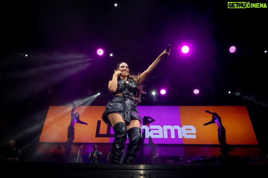 India Martínez Instagram - 🎤🎶 La otra noche la luna 🌙 no fue el único testigo. Más de 3000 otra vez!!! Gracias Arquillos!! 🙏🏽🙌🏽 Fotos @arquillossuena