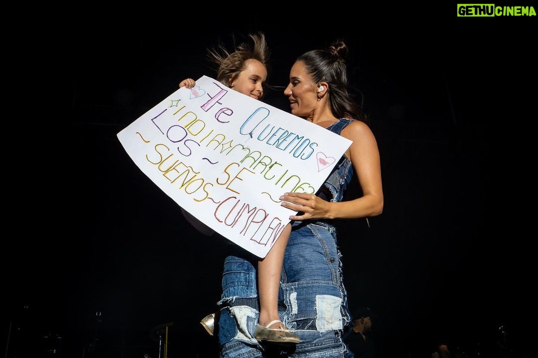 India Martínez Instagram - 🎤🎶 La otra noche la luna 🌙 no fue el único testigo. Más de 3000 otra vez!!! Gracias Arquillos!! 🙏🏽🙌🏽 Fotos @arquillossuena