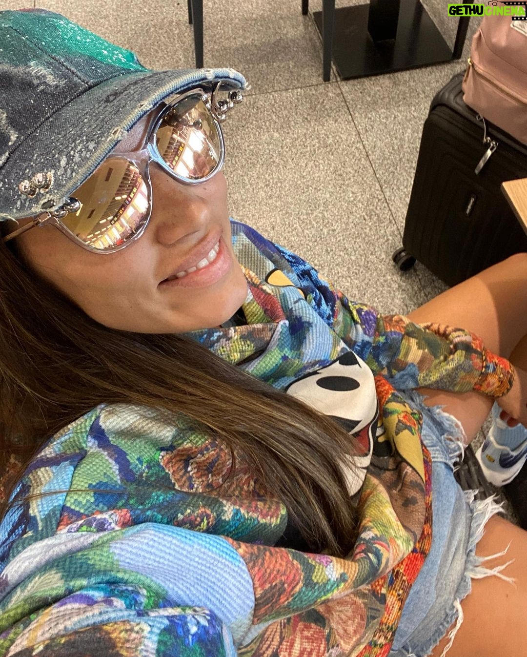 India Martínez Instagram - Decidme cosas que se pueden hacer si tú avión se retrasa 3 horas 😬…