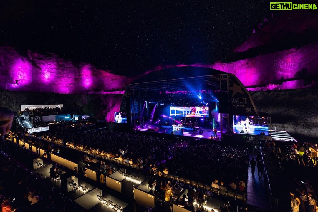 India Martínez Instagram - GRACIAS STARLITE POR ESTA NOCHE TAN BONITAAA… HAN PASADO TANTAS COSAS QUE ES DIFÍCIL RESUMIRLA. QUE OS QUIEROOOO!!! #Soldout GRACIAS @starlitefestival A MI QUERIDA @sandrastarlite E @ignaciomaluquer 🙌🏽🙌🏽