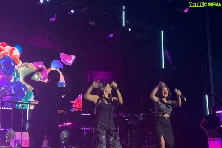 India Martínez Instagram - GRACIAS STARLITE POR ESTA NOCHE TAN BONITAAA… HAN PASADO TANTAS COSAS QUE ES DIFÍCIL RESUMIRLA. QUE OS QUIEROOOO!!! #Soldout GRACIAS @starlitefestival A MI QUERIDA @sandrastarlite E @ignaciomaluquer 🙌🏽🙌🏽