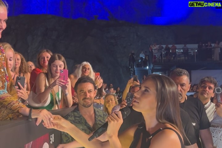 India Martínez Instagram - GRACIAS STARLITE POR ESTA NOCHE TAN BONITAAA… HAN PASADO TANTAS COSAS QUE ES DIFÍCIL RESUMIRLA. QUE OS QUIEROOOO!!! #Soldout GRACIAS @starlitefestival A MI QUERIDA @sandrastarlite E @ignaciomaluquer 🙌🏽🙌🏽