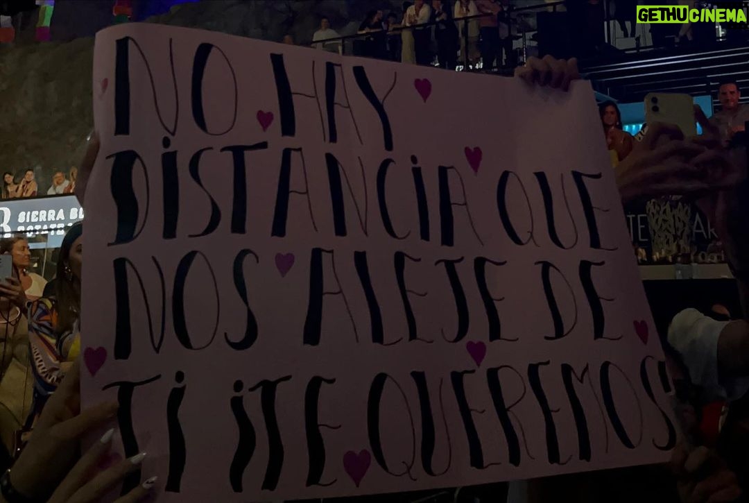 India Martínez Instagram - GRACIAS STARLITE POR ESTA NOCHE TAN BONITAAA… HAN PASADO TANTAS COSAS QUE ES DIFÍCIL RESUMIRLA. QUE OS QUIEROOOO!!! #Soldout GRACIAS @starlitefestival A MI QUERIDA @sandrastarlite E @ignaciomaluquer 🙌🏽🙌🏽