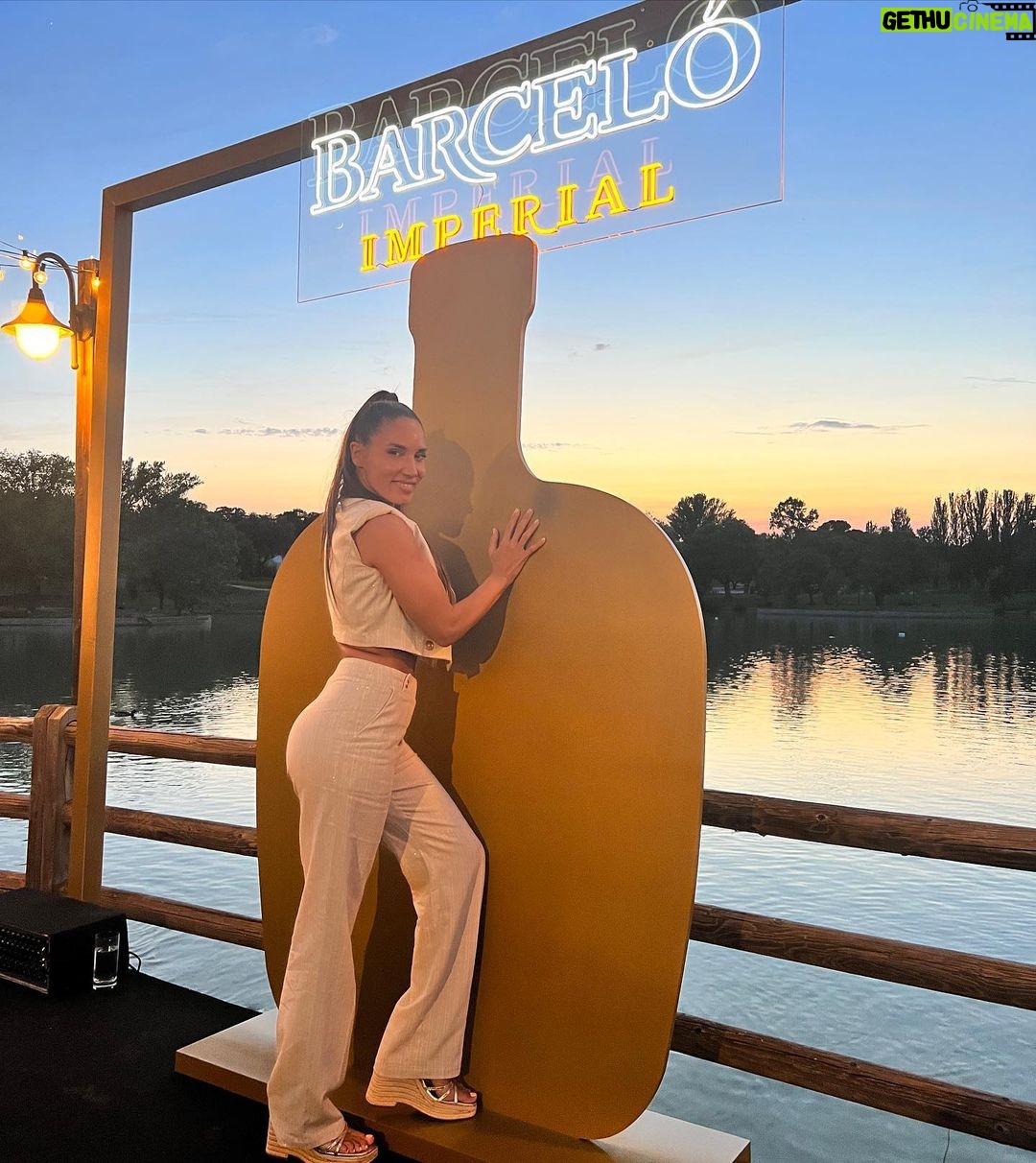India Martínez Instagram - Anoche me lo pasé genial junto a mis amigos de @ronbarcelospain . Un atardecer de esos que no se olvidan. #ad #barceloimperial Foto o vídeo favorita? (El mío los peces devorando el pan y el último vídeo 😂)