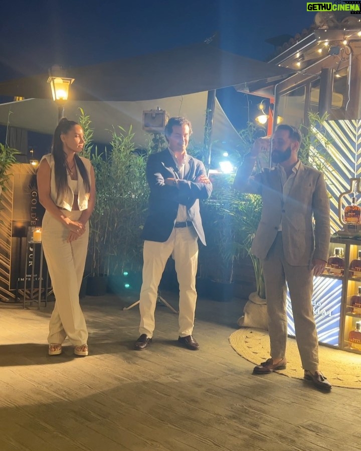India Martínez Instagram - Anoche me lo pasé genial junto a mis amigos de @ronbarcelospain . Un atardecer de esos que no se olvidan. #ad #barceloimperial Foto o vídeo favorita? (El mío los peces devorando el pan y el último vídeo 😂)