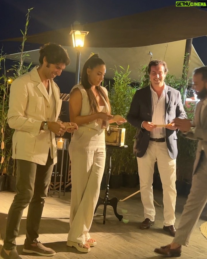 India Martínez Instagram - Anoche me lo pasé genial junto a mis amigos de @ronbarcelospain . Un atardecer de esos que no se olvidan. #ad #barceloimperial Foto o vídeo favorita? (El mío los peces devorando el pan y el último vídeo 😂)
