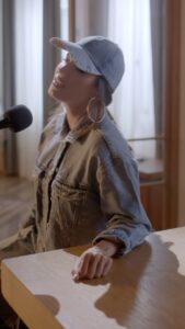 India Martínez Instagram - Si escuchas esta canción ya sabes que hablo de ti… 🧢 🤍🎧ANTIQUE en acústico ya es vuestra!! Disfrutadla!!