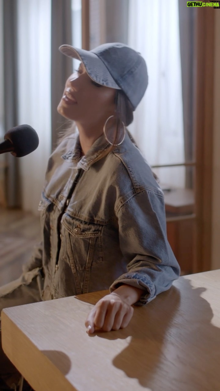India Martínez Instagram - Si escuchas esta canción ya sabes que hablo de ti… 🧢 🤍🎧ANTIQUE en acústico ya es vuestra!! Disfrutadla!!