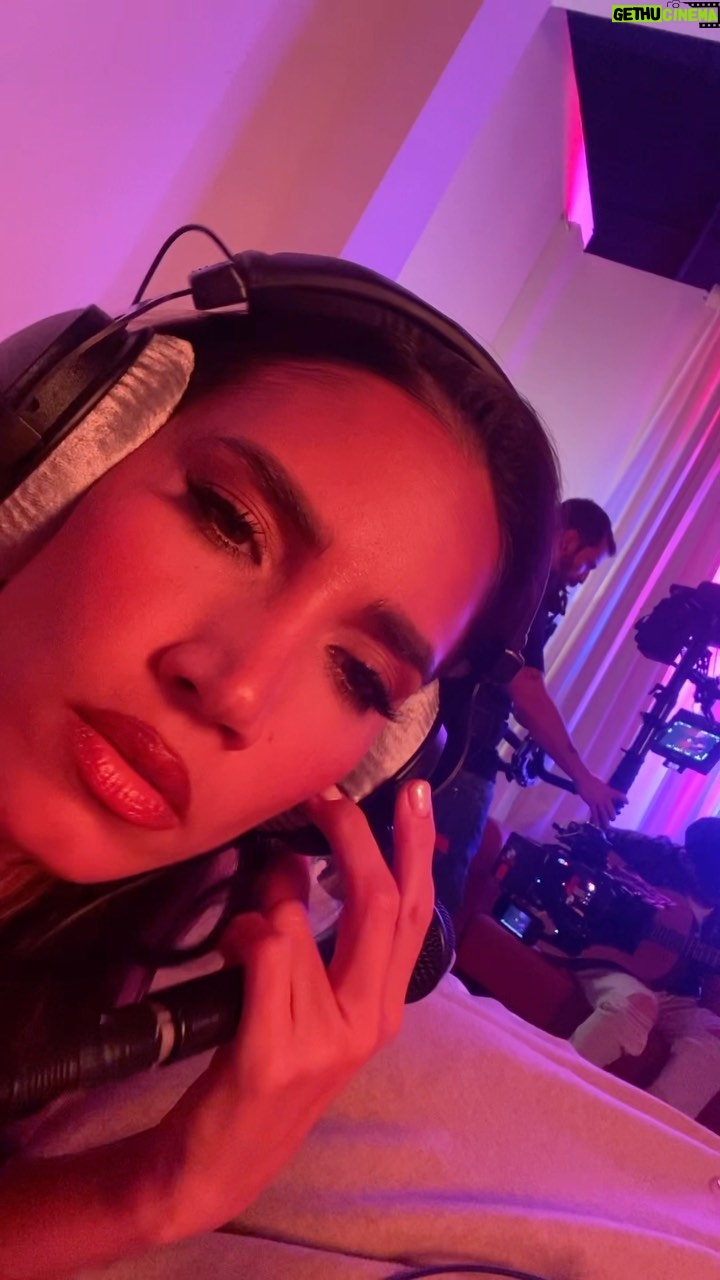 India Martínez Instagram - Veo que os está encantando el vídeo acústico de 5 SENTÍOS . Gracias siempre por tanto cariño!! 🙌🏽🥰 (aquí un trocito inédito del día del rodaje)