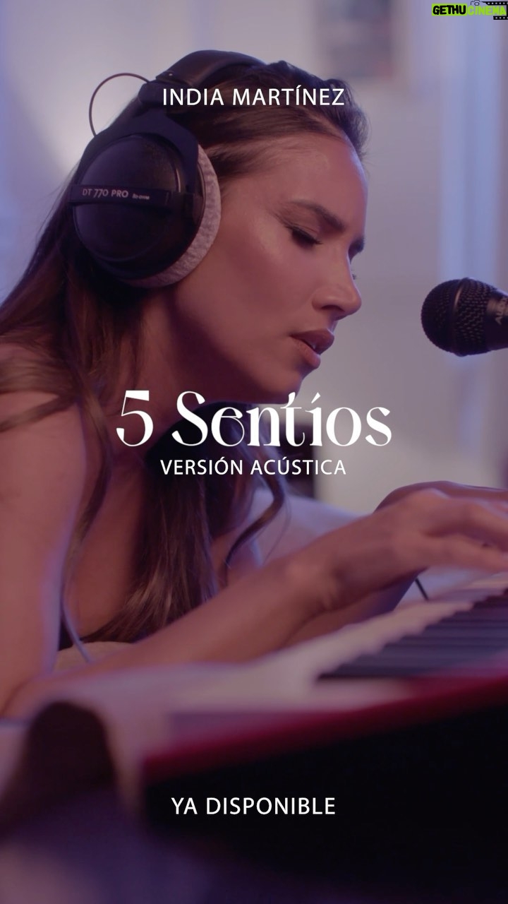 India Martínez Instagram - Ya podéis disfrutar del acústico 5 Sentíos espero que os guste 🤍 🎤🎧 (un poco difícil tocar el teclado y cantar tumbada en la cama… pero me ha encantado la experiencia 🥰)