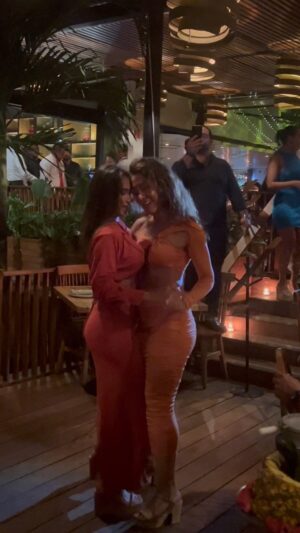 India Martínez Instagram - Cuando estás cenando con tus amigos y suena tu canción favorita… (con besito final incluido) 😚
Desde ese momento puede pasar de todo jajajajs 
Las cosas que no se planean siempre son las mejores!! 
@danielydesireeoficial #5Sentios #bachata #bachatasensual #Cancún #rosanegra