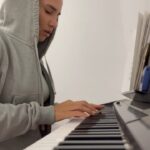 India Martínez Instagram - Estaba con el cora ❤️‍🩹 odiando a Cupido… Hace tiempo que no subo nada con el piano… Aquí aprendiéndome una nueva. Le he dado la vuelta a esta canción, os gusta? Ay Dios, deseando que empiece la gira pa ponerle los 5 Sentíos… (comparte y etiquétame si quieres esta versión grabada 😚) #5Sentíos