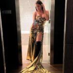 India Martínez Instagram - La otra noche… ✨ Vestido: @sergi_regal Bombonera: @acus_complementos Pendientes: @joaquinserra_atelier Estilismo: @almudenaruizstylist
