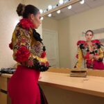 India Martínez Instagram - Cositas que pasan detrás del escenario… 🌹❤️ >>>> desliza Quise hacerle un regalo a nuestra gran Lola Herrera, aquí un trocito. Look 2 @byarcos #premiostalía