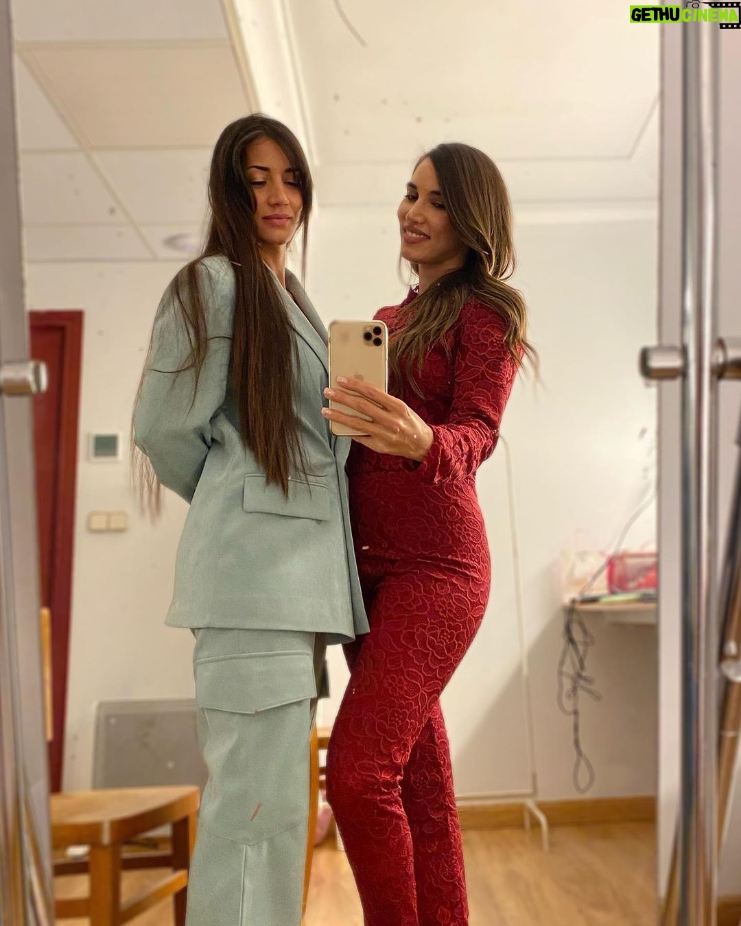 India Martínez Instagram - Hoy cumple mi hermana pequeña @laura_martinezfz para mi sigue siendo la peque. 🎂🎊 Muchas felicidades mi niña!!! Te admiro tanto!!! A por otro añito más!! Pero ve despacito jejeje Te quiero!!
