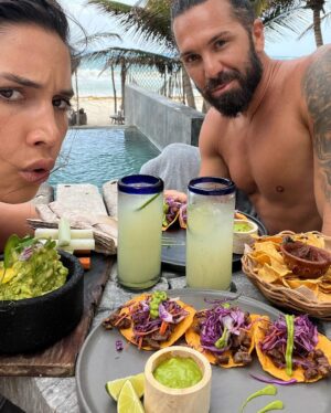 India Martínez Instagram - Despedimos la feria con mi Bikini de lunares 😚👙 Qué hora es por ahí? Aquí las 17:20 de la tarde… 
Por cierto, alguien sabe qué es es la mancha en forma de círculo que me ha salido en la rodilla? Mira foto 2 y 3 🤷🏽‍♀️
