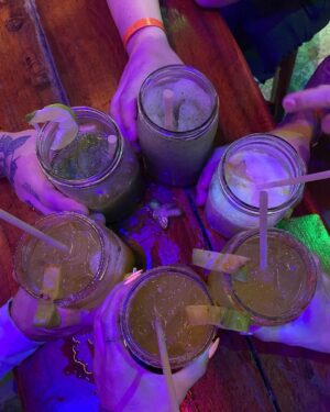 India Martínez Instagram - 🌴 Descansando unos diitas en Cancún y Riviera Maya. Disfrutando de manglares, aguas cristalinas, cenas ricas, de la paz que se respira por aquí, pero lo mejor ha sido compartirlo con nuestros amigos. Mi favorito el último vídeo intentando un reto de esos que hemos visto por redes 😂🙌🏽