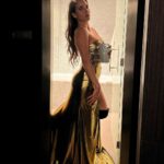 India Martínez Instagram - La otra noche… ✨ Vestido: @sergi_regal Bombonera: @acus_complementos Pendientes: @joaquinserra_atelier Estilismo: @almudenaruizstylist