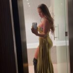 India Martínez Instagram - La otra noche… ✨ Vestido: @sergi_regal Bombonera: @acus_complementos Pendientes: @joaquinserra_atelier Estilismo: @almudenaruizstylist