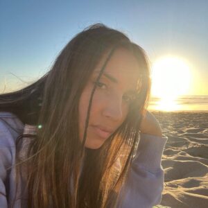 India Martínez Instagram - Algunos de mis mejores momentos de estos últimos días. Tú favorito? 
1. Feliz día del beso. 
2. Cogiendo una olita 🌊 
3. Tostándome el 🍑😚
4. Despeinada de todo el día en la playa. 
5. Probándome ropita pa un videoclip. 
6. Un beso en la puesta de Sol. 
7. Un beso en la barriga 😚. 
8. El pescado más feo que me he comido. 
9. Tomando algo en @la_furgo_del_palmar 🌴 
10. Inmortalizando un salto.