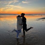 India Martínez Instagram - Algunos de mis mejores momentos de estos últimos días. Tú favorito? 1. Feliz día del beso. 2. Cogiendo una olita 🌊 3. Tostándome el 🍑😚 4. Despeinada de todo el día en la playa. 5. Probándome ropita pa un videoclip. 6. Un beso en la puesta de Sol. 7. Un beso en la barriga 😚. 8. El pescado más feo que me he comido. 9. Tomando algo en @la_furgo_del_palmar 🌴 10. Inmortalizando un salto.