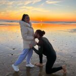 India Martínez Instagram - Algunos de mis mejores momentos de estos últimos días. Tú favorito? 1. Feliz día del beso. 2. Cogiendo una olita 🌊 3. Tostándome el 🍑😚 4. Despeinada de todo el día en la playa. 5. Probándome ropita pa un videoclip. 6. Un beso en la puesta de Sol. 7. Un beso en la barriga 😚. 8. El pescado más feo que me he comido. 9. Tomando algo en @la_furgo_del_palmar 🌴 10. Inmortalizando un salto.