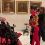 India Martínez Instagram - Cositas que pasan detrás del escenario… 🌹❤️ >>>> desliza Quise hacerle un regalo a nuestra gran Lola Herrera, aquí un trocito. Look 2 @byarcos #premiostalía