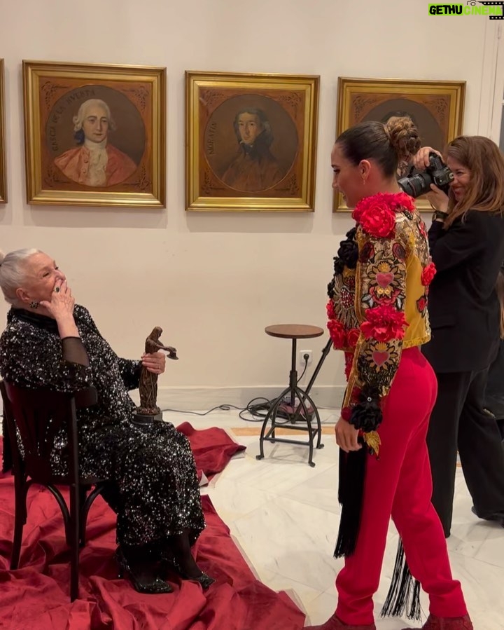 India Martínez Instagram - Cositas que pasan detrás del escenario… 🌹❤️ >>>> desliza Quise hacerle un regalo a nuestra gran Lola Herrera, aquí un trocito. Look 2 @byarcos #premiostalía