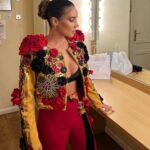 India Martínez Instagram - Cositas que pasan detrás del escenario… 🌹❤️ >>>> desliza Quise hacerle un regalo a nuestra gran Lola Herrera, aquí un trocito. Look 2 @byarcos #premiostalía