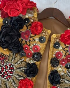 India Martínez Instagram - Cositas que pasan detrás del escenario… 🌹❤️ >>>> desliza Quise hacerle un regalo a nuestra gran Lola Herrera, aquí un trocito. Look 2 @byarcos #premiostalía
