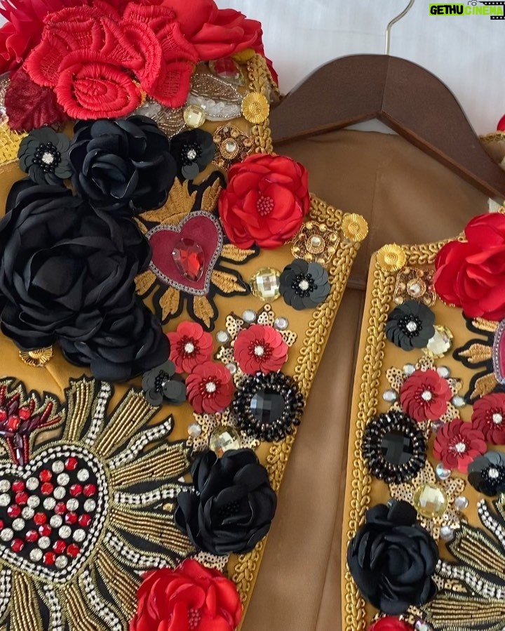 India Martínez Instagram - Cositas que pasan detrás del escenario… 🌹❤️ >>>> desliza Quise hacerle un regalo a nuestra gran Lola Herrera, aquí un trocito. Look 2 @byarcos #premiostalía