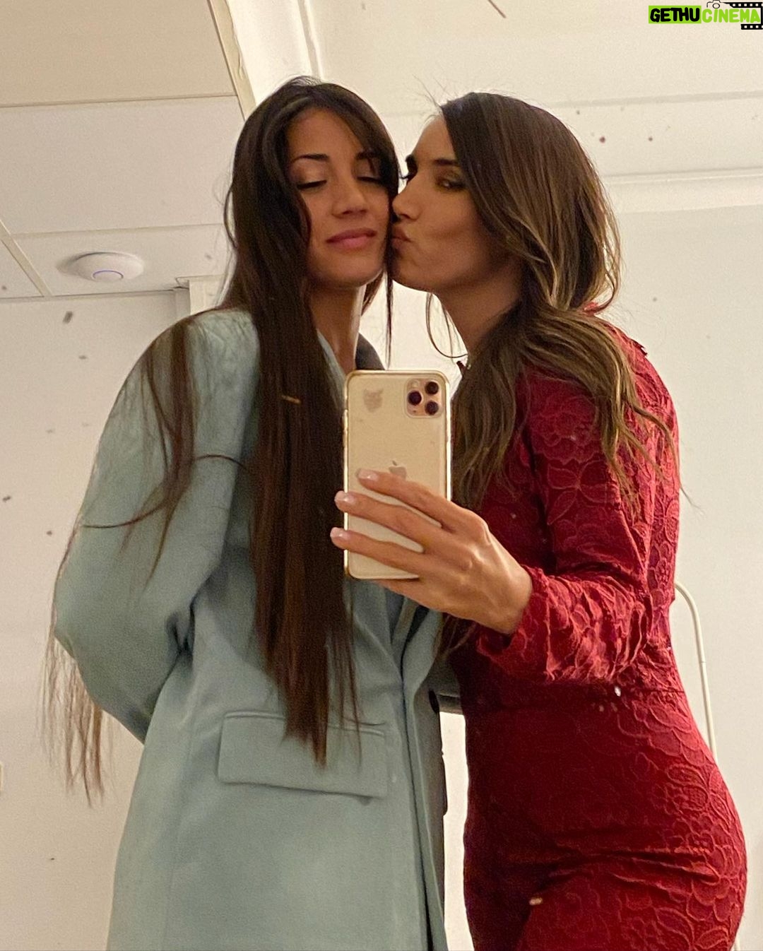 India Martínez Instagram - Hoy cumple mi hermana pequeña @laura_martinezfz para mi sigue siendo la peque. 🎂🎊 Muchas felicidades mi niña!!! Te admiro tanto!!! A por otro añito más!! Pero ve despacito jejeje Te quiero!!