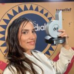 India Martínez Instagram - Si me permitís quiero dedicarle este premio @cadena_dial a mis abuelas Cati y Francisca ❤️❤️🌹🌹 Porque cada logro que consigo es por ellas, mi madre, hermanas y por todas nuestras mujeres. Por eso sigo trabajando para seguir cantando, componiendo, arreglando, produciendo, dirigiendo mis proyectos de vida, y seguir soñando grande. En resumen este premio va para todas las mujeres que luchan por sus sueños para que los demás no les impongan los suyos! PARA TI MUJER Por cierto, puntuación para el Vestidazo de @marcoymaria 🖤?