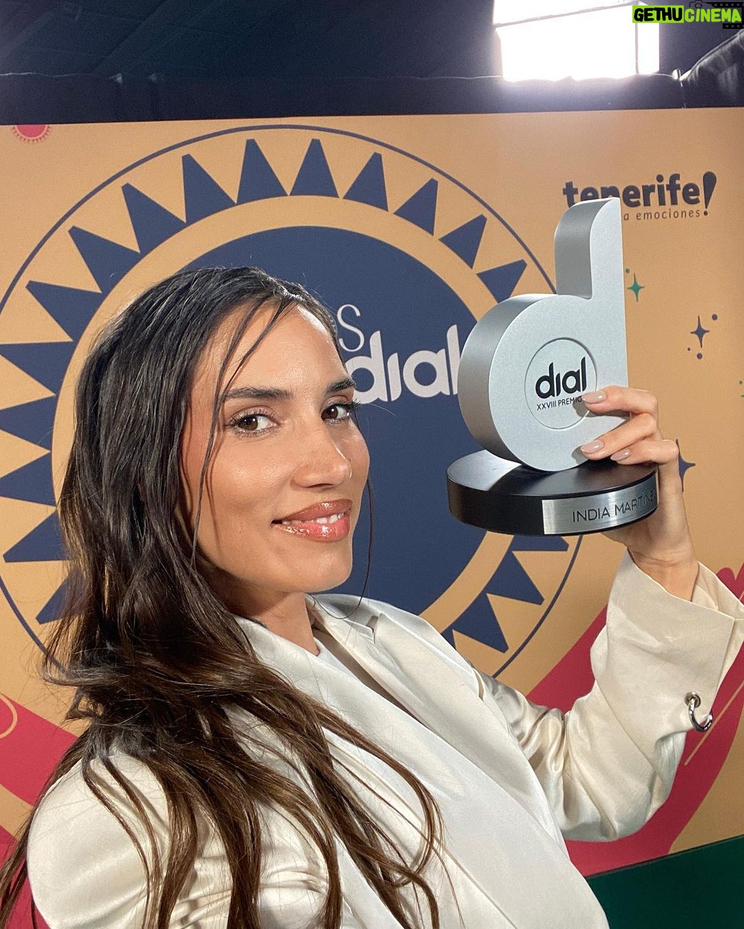 India Martínez Instagram - Si me permitís quiero dedicarle este premio @cadena_dial a mis abuelas Cati y Francisca ❤️❤️🌹🌹 Porque cada logro que consigo es por ellas, mi madre, hermanas y por todas nuestras mujeres. Por eso sigo trabajando para seguir cantando, componiendo, arreglando, produciendo, dirigiendo mis proyectos de vida, y seguir soñando grande. En resumen este premio va para todas las mujeres que luchan por sus sueños para que los demás no les impongan los suyos! PARA TI MUJER Por cierto, puntuación para el Vestidazo de @marcoymaria 🖤?