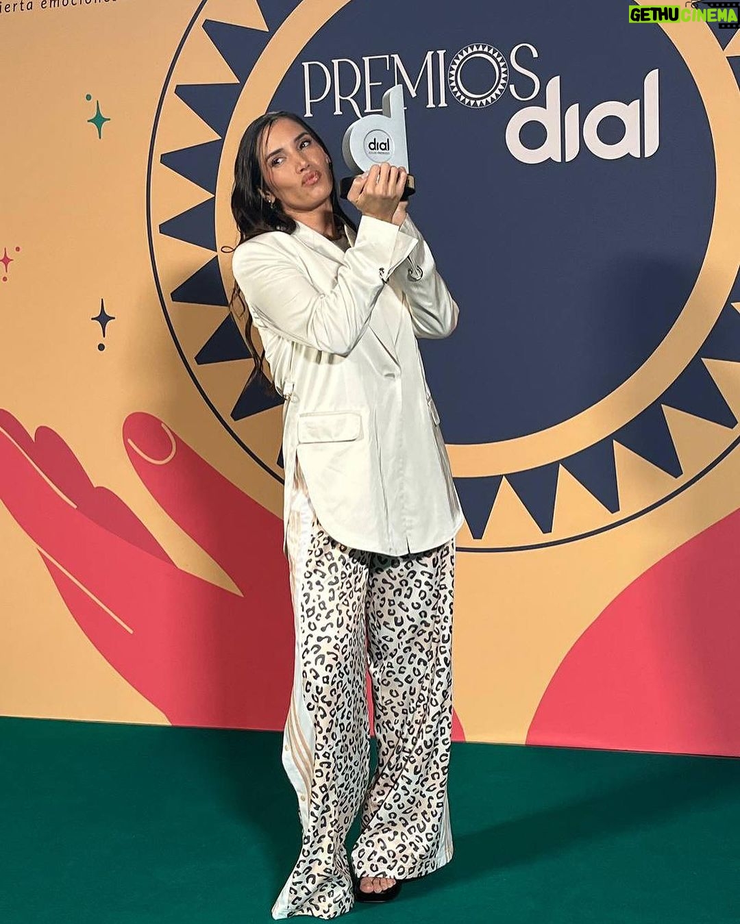 India Martínez Instagram - Si me permitís quiero dedicarle este premio @cadena_dial a mis abuelas Cati y Francisca ❤️❤️🌹🌹 Porque cada logro que consigo es por ellas, mi madre, hermanas y por todas nuestras mujeres. Por eso sigo trabajando para seguir cantando, componiendo, arreglando, produciendo, dirigiendo mis proyectos de vida, y seguir soñando grande. En resumen este premio va para todas las mujeres que luchan por sus sueños para que los demás no les impongan los suyos! PARA TI MUJER Por cierto, puntuación para el Vestidazo de @marcoymaria 🖤?