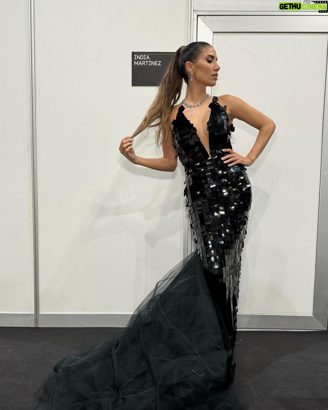 India Martínez Instagram - Look favorito de la noche 1, 2 o 3? Gracias a la @academiadecine por invitarme a poner música a esta noche tan bonita, junto a mis grandes compañeras @npastorioficial y @mjllergo homenajeando a mi querida madrina @mariajimenezoficial cuánto te echamos de menos. 💋