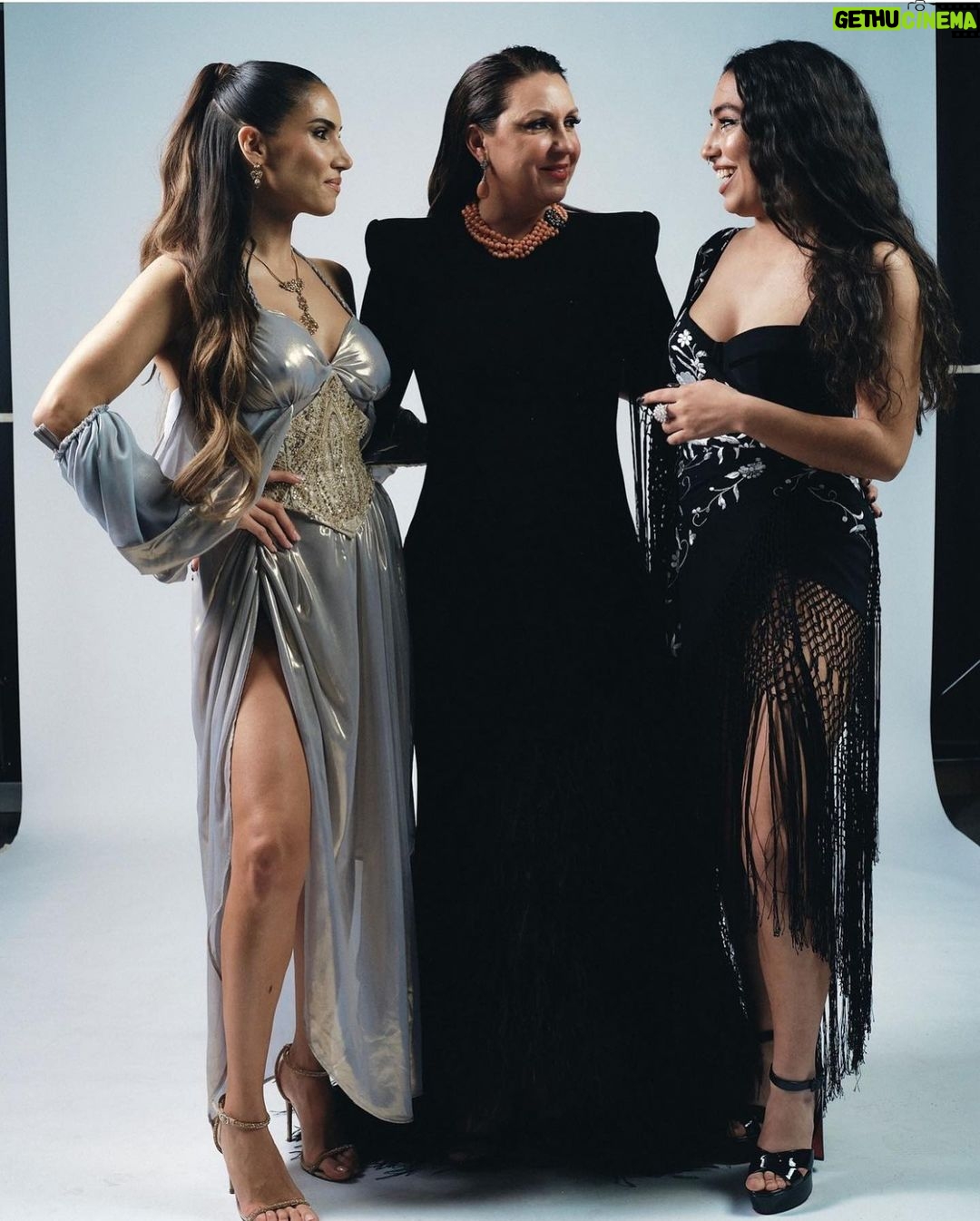 India Martínez Instagram - Look favorito de la noche 1, 2 o 3? Gracias a la @academiadecine por invitarme a poner música a esta noche tan bonita, junto a mis grandes compañeras @npastorioficial y @mjllergo homenajeando a mi querida madrina @mariajimenezoficial cuánto te echamos de menos. 💋