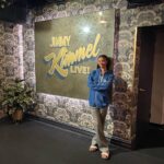 India Ria Amarteifio Instagram - Jimmy (FLIPPING) Kimmel! Talking surnames, the pavement sizes in LA and of course #queencharlotte . @jimmykimmellive thank you!