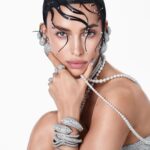 Irina Shayk Instagram – BEDAZZLED in  my new @Swarovski Spring-Summer 2024 campaign (& lil bts:) 
photographed by LEGENDARY🖤 @stevenmeiselofficial 
  Thank u @giovannaengelbert
Had so much fun on set ➡️ as u can see ….

@guidopaulo
@Patmcgrathreal
Casting @ dmcasting @piergiorgio