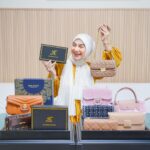 Irish Bella Instagram - Moment Lebaran 2024 adalah moment yang dinantikan oleh kita semua karena di bulan yang penuh berkah ini, kita dapat mempererat tali persaudaraan. Let’s rejoice in this sacred month with Jims Honey @jimshoneyoffc✨ Di bulan suci tahun ini, aku memutuskan untuk memberikan hadiah kepada keluarga, sahabat dan kerabat-kerabatku dengan Hampers dari Jims Honey karena menurut aku dengan memberikan hampers bisa meninggalkan kesan yang memorable bagi penerimanya dan melihat mereka menggunakan tas yang aku berikan juga membuat aku bahagia🥰❤️ Di bulan Ramadhan ini, Jims Honey ada banyak banget promo-promo menarik yang bisa jadi salah satu gift ideas untuk orang-orang tercinta kalian So ladies, go and get yours now! #jimshoney #jimshoneyhampers #jhramadhan #jhidulfitri