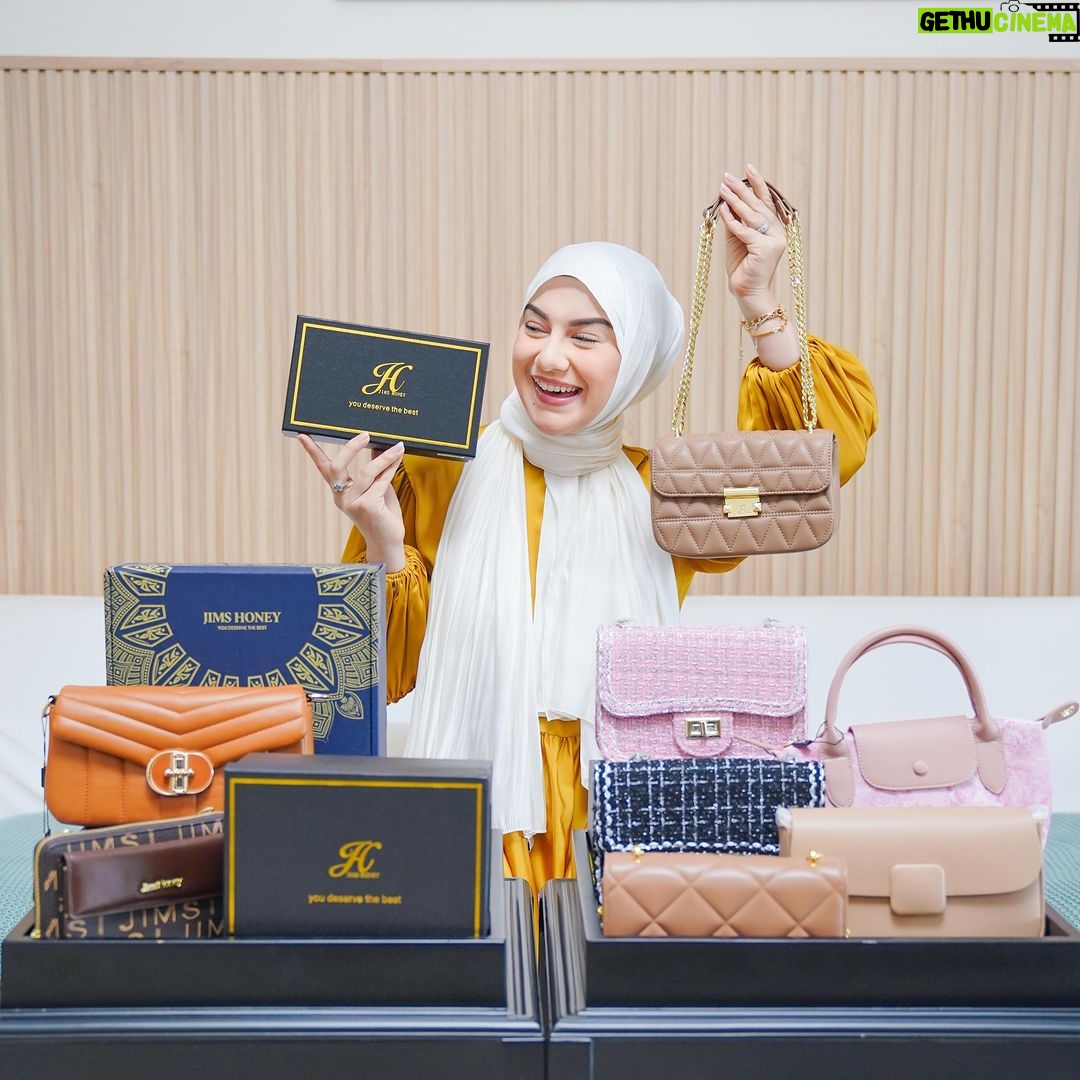 Irish Bella Instagram - Moment Lebaran 2024 adalah moment yang dinantikan oleh kita semua karena di bulan yang penuh berkah ini, kita dapat mempererat tali persaudaraan. Let’s rejoice in this sacred month with Jims Honey @jimshoneyoffc✨ Di bulan suci tahun ini, aku memutuskan untuk memberikan hadiah kepada keluarga, sahabat dan kerabat-kerabatku dengan Hampers dari Jims Honey karena menurut aku dengan memberikan hampers bisa meninggalkan kesan yang memorable bagi penerimanya dan melihat mereka menggunakan tas yang aku berikan juga membuat aku bahagia🥰❤️ Di bulan Ramadhan ini, Jims Honey ada banyak banget promo-promo menarik yang bisa jadi salah satu gift ideas untuk orang-orang tercinta kalian So ladies, go and get yours now! #jimshoney #jimshoneyhampers #jhramadhan #jhidulfitri
