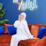 Irish Bella Instagram - Tiba-tiba diajak main jawab jujur sama team, agak kaget yaa tapi seru 😂 Dan team aku salfok sama sofa ini, emang cantik banget sofanya. Juga bahannya lembut dan empuk. Aku spill ya ini aku beli di @sofagaya.id bisa custom dan untuk budget terjangkau. Pengerjaannya juga cepat dengan hasil yang bagus 🩷