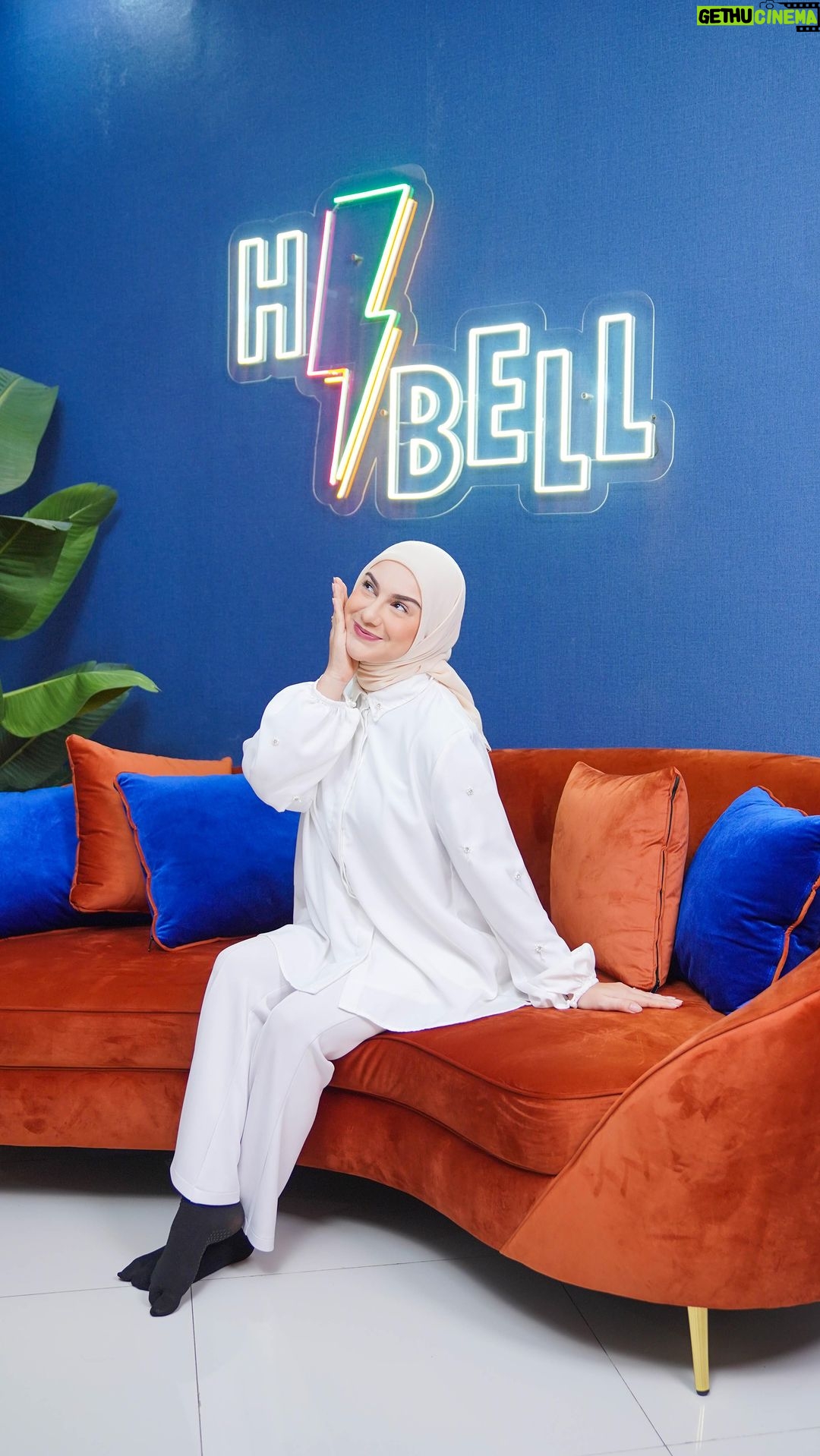 Irish Bella Instagram - Tiba-tiba diajak main jawab jujur sama team, agak kaget yaa tapi seru 😂 Dan team aku salfok sama sofa ini, emang cantik banget sofanya. Juga bahannya lembut dan empuk. Aku spill ya ini aku beli di @sofagaya.id bisa custom dan untuk budget terjangkau. Pengerjaannya juga cepat dengan hasil yang bagus 🩷