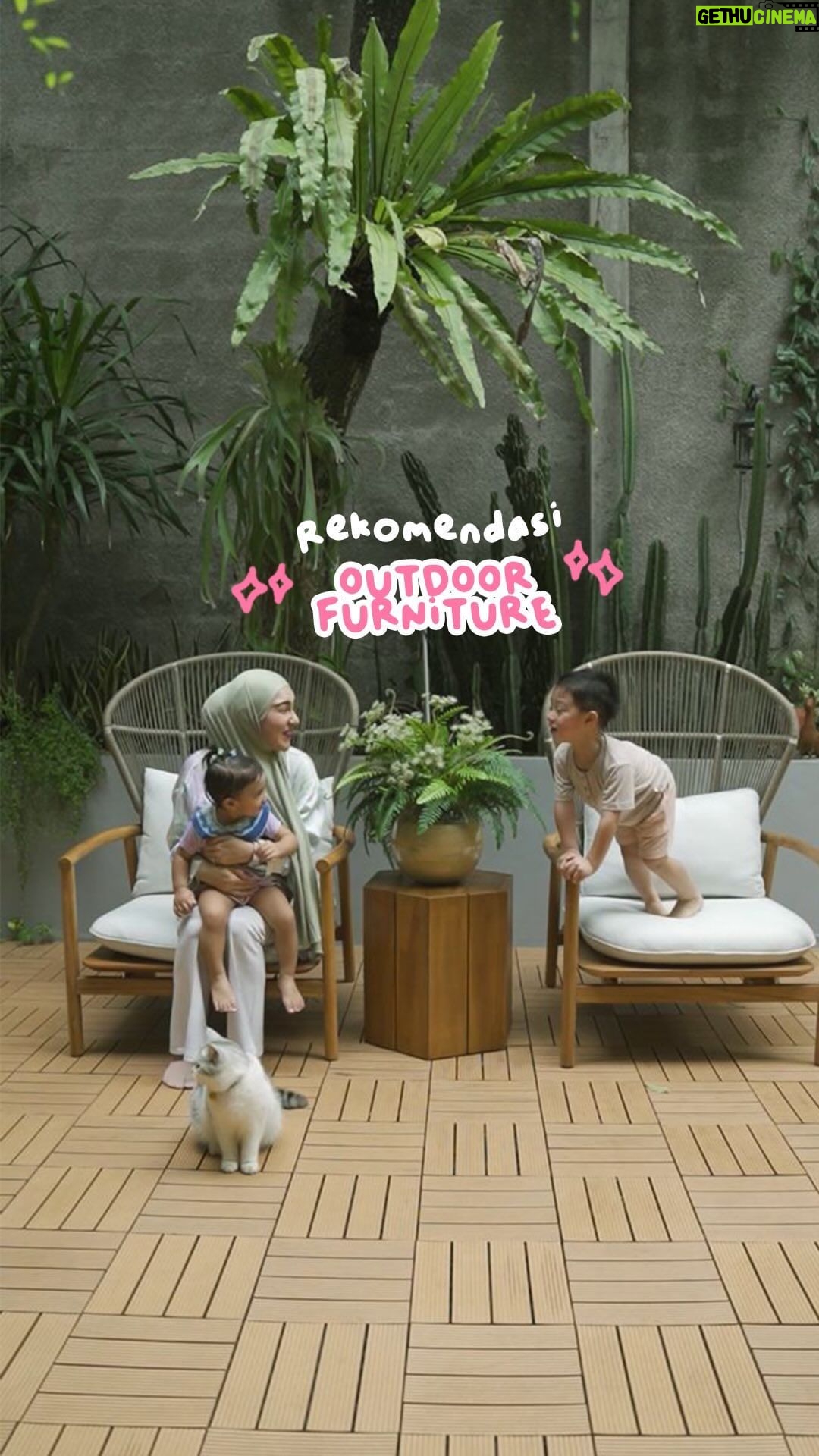 Irish Bella Instagram - Permisi jiwa emak-emak mau lewat ✨ Ketika liat space kosong selalu berpikir untuk mengubahnya menjadi tempat bersantai yang nyaman untuk keluarga. Dan yayyy!! Karena keracunan sama furniture dari @zimmer.id Aku langsung pesen dan hasilnya bener bener cakep 🩷 designnya simple tapi estetik banget. Dan bahannya premium kokoh 🫶🏻 Buat kalian yang bingung cari furniture pesen aja di @zimmer.id , ini sih rekomendasi banget karena aku sendiri udah pakee dan puas sama hasilnya 🥹