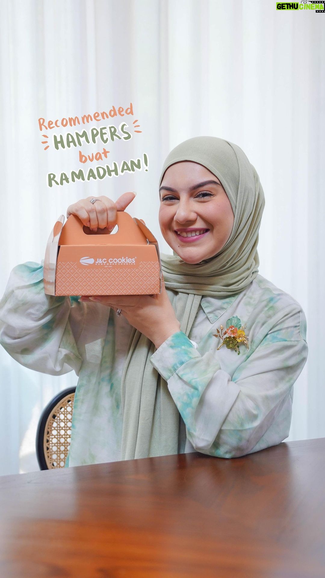 Irish Bella Instagram - Alhamdulillah gak pernah salah pilih jadiin @jnccookies hampers di acara Wonderish 🩷 Dan jujur emang secinta itu sama JNC Cookies karena rasanya enak dan renyah!! Jadi gak pernah ragu buat ada di hampers setiap aku mengadakan acara penting 🫶🏻 Rekomendasi banget buat jadi hampers juga kue lebaran di rumah, karena emang seenak itu!! 9/10 !! Dan tersedia banyak varian dengan pelayanan yang sangat ramah dan cepat 🫶🏻